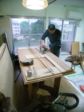 新しい床板を加工