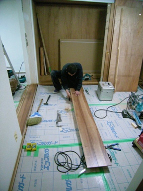 新しい床板をカンナで削る