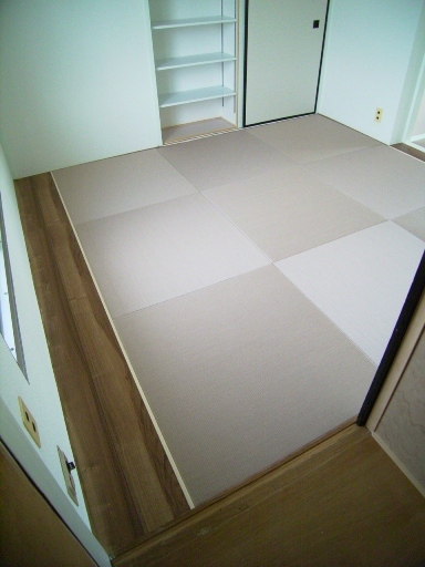 畳と床板がモダンな部屋の雰囲気に