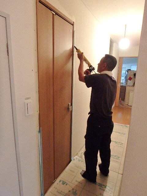 折戸ドアの仕上げ作業