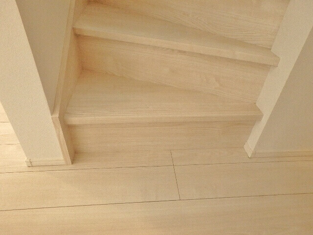 3階への階段口の床