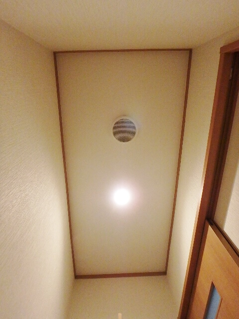 トイレの照明と換気扇