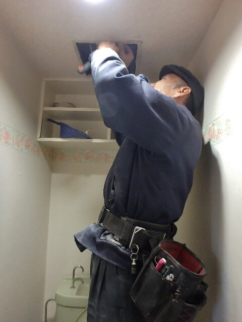 トイレの換気扇を撤去する作業