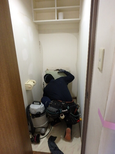 リフォーム前のトイレを撤去する