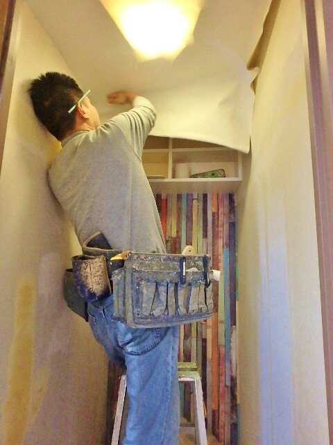 天井の壁紙を貼る