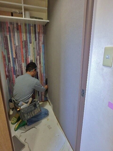 トイレの壁紙を貼る