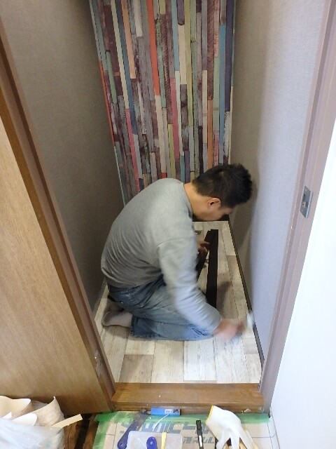 トイレにソフト巾木を貼る