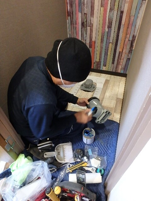 接続部に接着剤を塗布