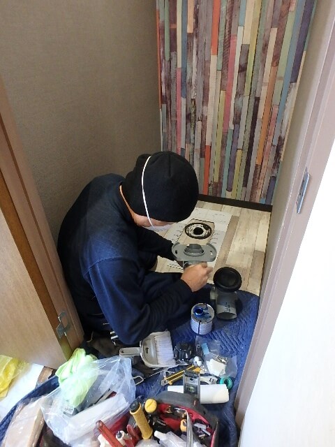 接続部に接着剤を塗布
