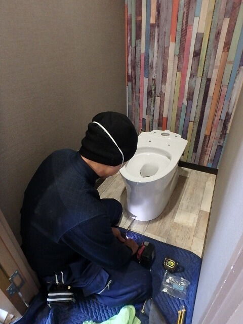 前側の固定片をビス留め