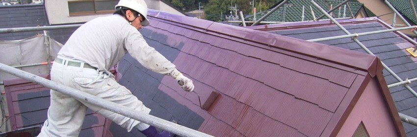 外壁塗装で屋根の塗装作業中