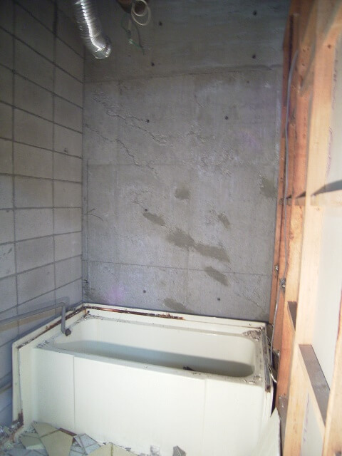 浴室の壁が解体された様子