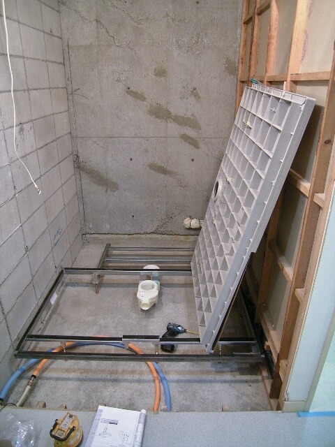 浴槽側床フレームを設置